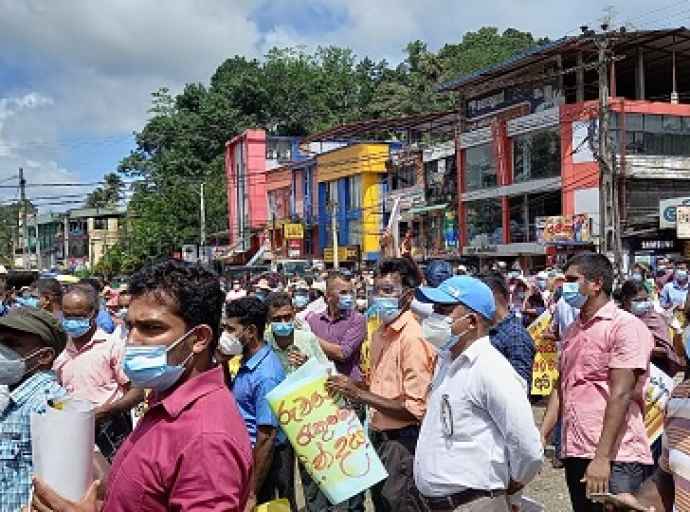 அதிபர்-ஆசிரியர் சம்பள முரண்பாட்டைத் தீர்க்கக்கோரி இரத்தினபுரியில் போராட்டம்