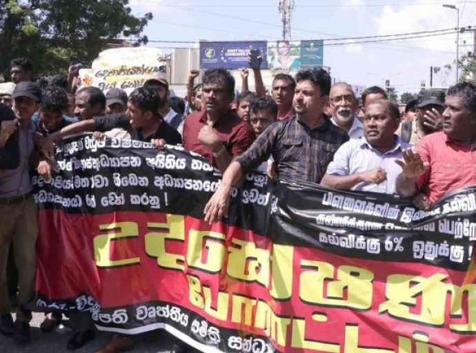 அதிபர் - ஆசிரியர் போராட்ட பேரணி மீது கண்ணீர்ப்புகை மற்றும் நீர்த்தாரைப் பிரயோகம்